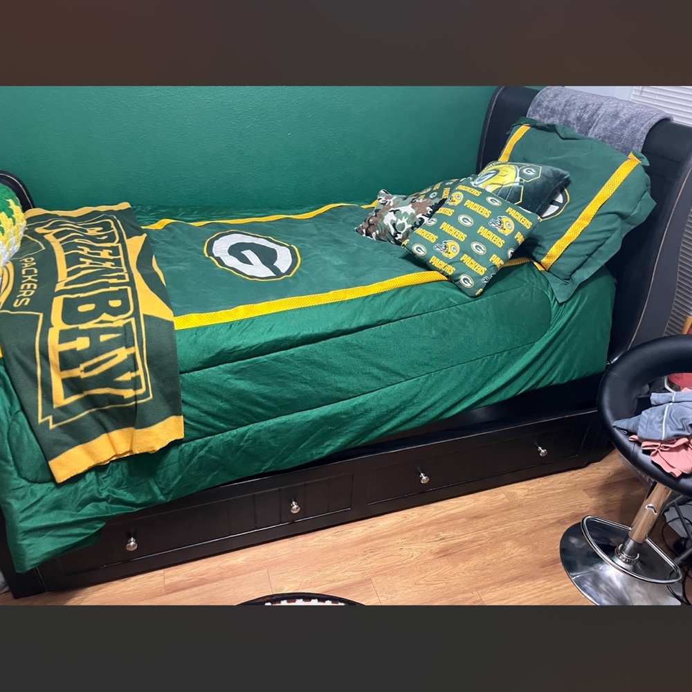 Like new twin greenbay packers bedding set